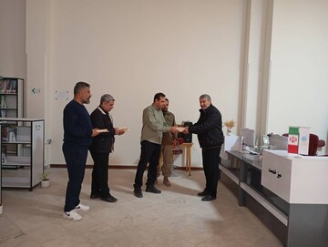 اهدای کتاب و بازدید مسولان شهری از کتابخانه های پلدختر به مناسبت تأسیس سالروز نهاد
