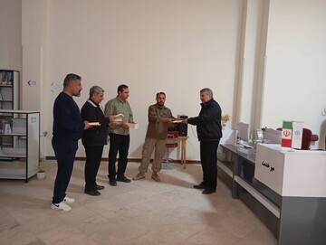 اهدای کتاب و بازدید مسولان شهری از کتابخانه های پلدختر به مناسبت تأسیس سالروز نهاد