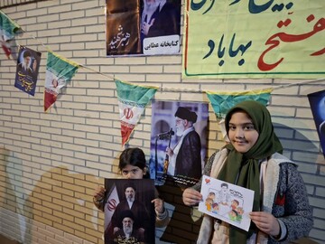 خیابان مهدی (عج) و بخش آسفیج شهرستان بهاباد میزبان پویش فرهنگی «ایستاده برای ایران» و «به رنگ ایران» شد