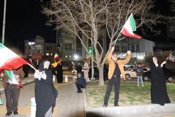 همراهی کتابخانه مرکزی امام خمینی (قدس‌سره) مشهد و کتابخانه‌های سیار استان با خروش شبانه مردم در بیعت با رهبری