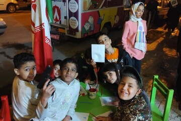همراهی کتابخانه‌سیار پیک دانایی 8با خروش شبانه مردم در بیعت با رهبری