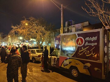 همراهی کتابخانه‌سیار پیک دانایی 8با خروش شبانه مردم در بیعت با رهبری