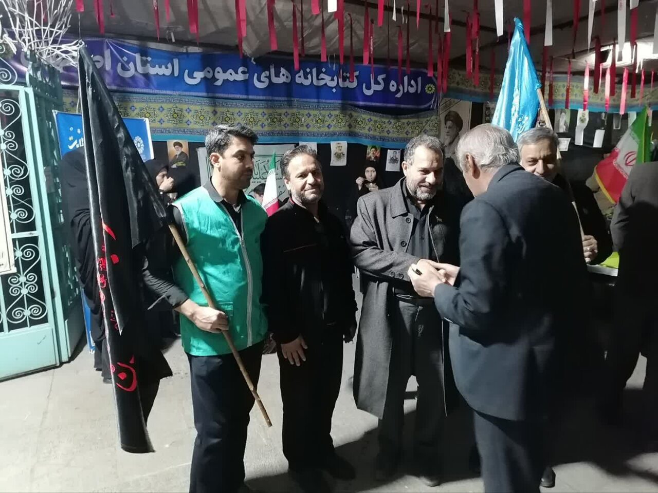 حضور امیرحسین بانکیپور در موکب فرهنگی اهلبیت(ع)؛ گفتوگو با مردم و تأکید بر پیگیری دغدغهها