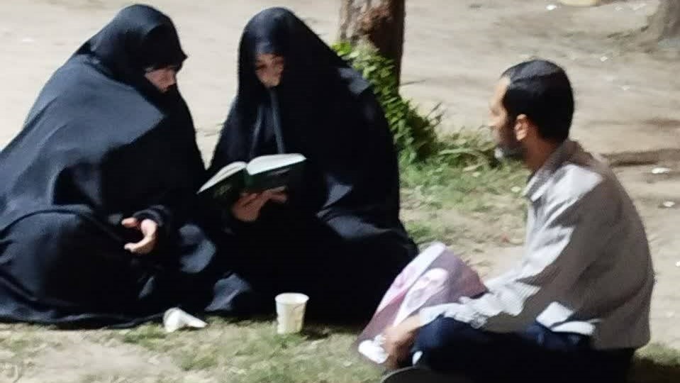 کتابی که در شب‌های اجتماع خونخواهان قائد امت، دست به دست شد