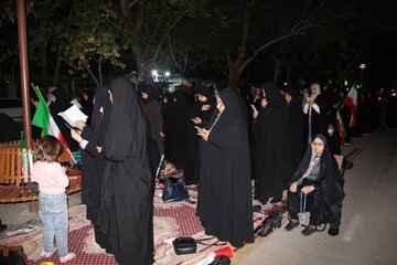 حضور عاشقانه؛ قاب‌هایی از نماز استغاثه به محضر امام زمان(عج) در اصفهان