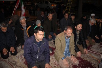حضور عاشقانه؛ قاب‌هایی از نماز استغاثه به محضر امام زمان(عج) در اصفهان