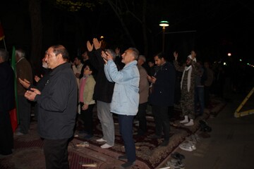 حضور عاشقانه؛ قاب‌هایی از نماز استغاثه به محضر امام زمان(عج) در اصفهان
