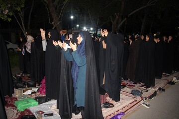 حضور عاشقانه؛ قاب‌هایی از نماز استغاثه به محضر امام زمان(عج) در اصفهان