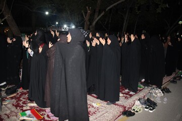 حضور عاشقانه؛ قاب‌هایی از نماز استغاثه به محضر امام زمان(عج) در اصفهان