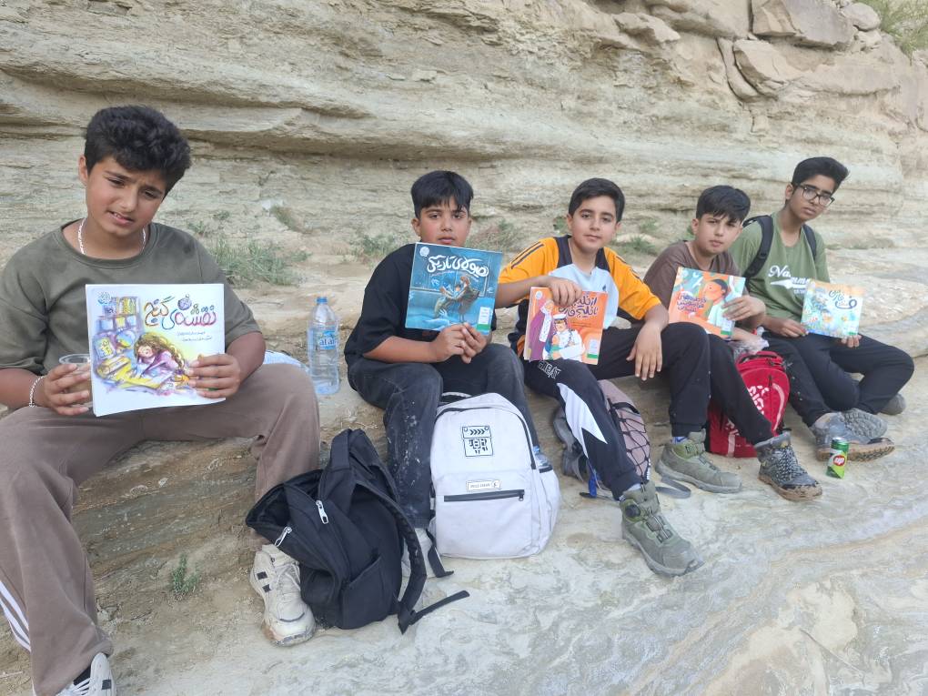 پیوند کتاب و طبیعت؛ کتابخوانی در دل کوه با محوریت «خلیج فارس» در روستای بهده برگزار شد