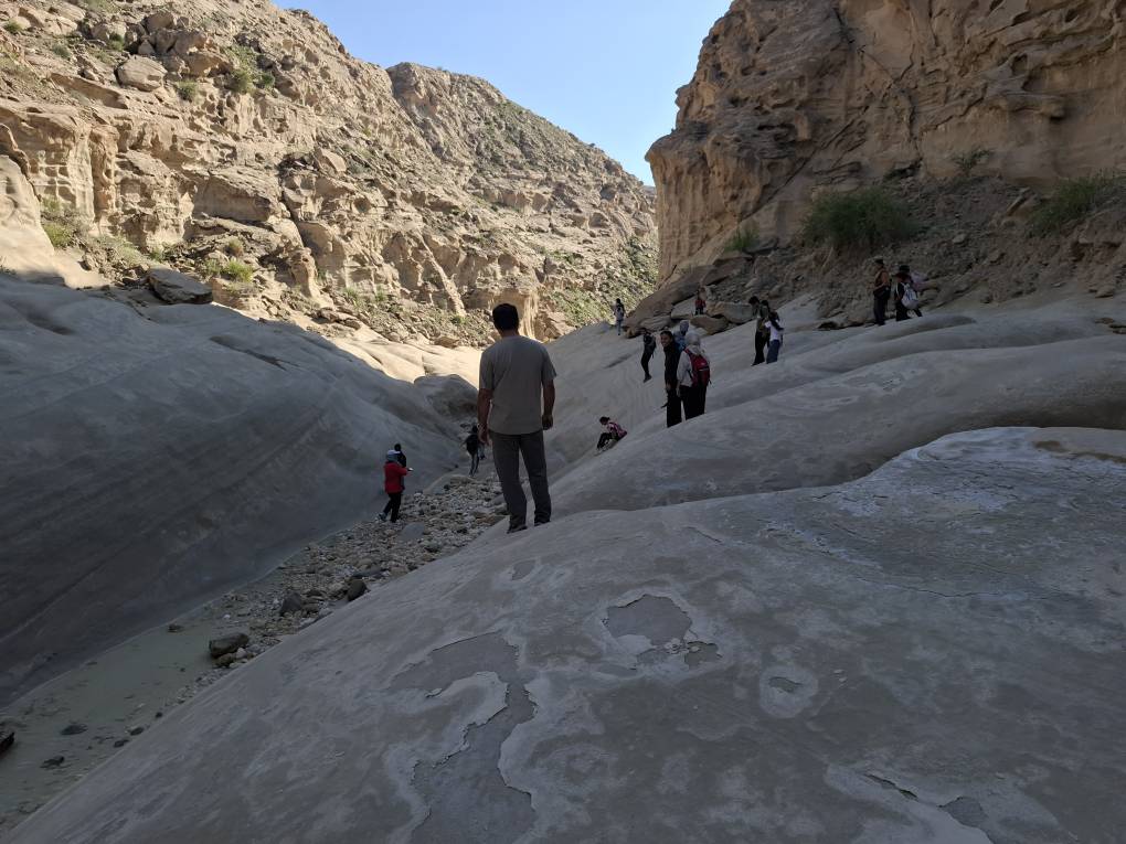 پیوند کتاب و طبیعت؛ کتابخوانی در دل کوه با محوریت «خلیج فارس» در روستای بهده برگزار شد
