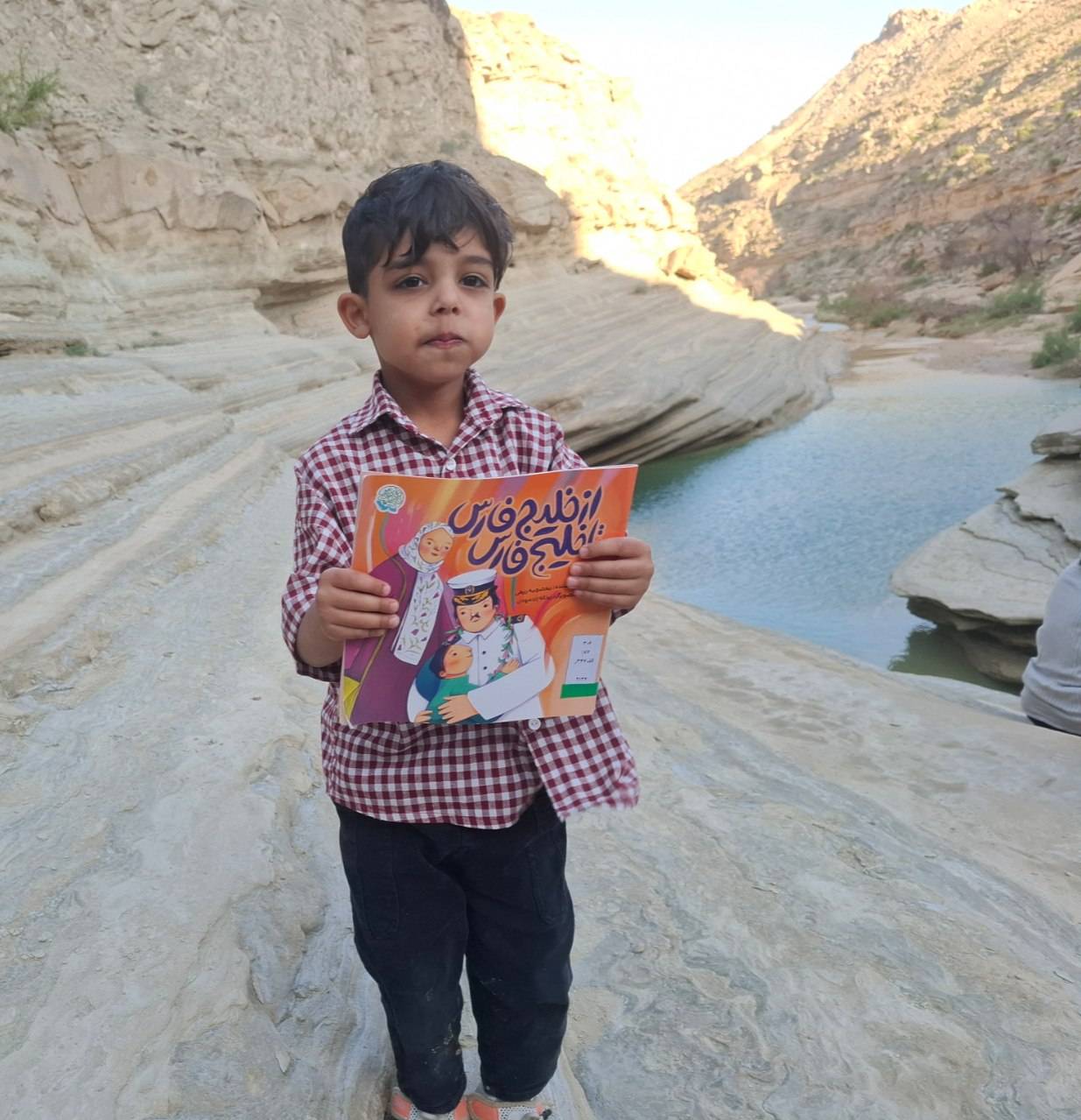 پیوند کتاب و طبیعت؛ کتابخوانی در دل کوه با محوریت «خلیج فارس» در روستای بهده برگزار شد