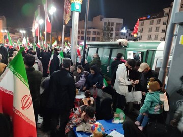 استقرار کتابخانه های سیار ورامین و قرچک در اجتماع شبانه مردم در میدان منیریه تهران