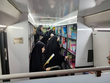 استقرار کتابخانه های سیار ورامین و قرچک در اجتماع شبانه مردم در میدان منیریه تهران