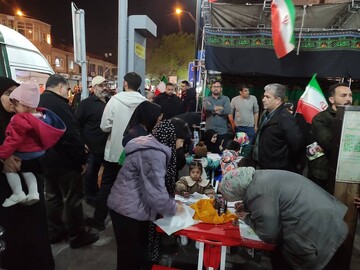 استقرار کتابخانه های سیار ورامین و قرچک در اجتماع شبانه مردم در میدان منیریه تهران