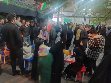 استقرار کتابخانه های سیار ورامین و قرچک در اجتماع شبانه مردم در میدان منیریه تهران