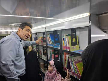استقرار کتابخانه های سیار ورامین و قرچک در اجتماع شبانه مردم در میدان منیریه تهران