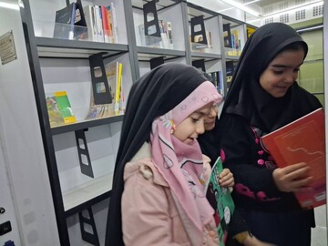 استقرار کتابخانه های سیار ورامین و قرچک در اجتماع شبانه مردم در میدان منیریه تهران