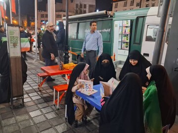 استقرار کتابخانه های سیار ورامین و قرچک در اجتماع شبانه مردم در میدان منیریه تهران