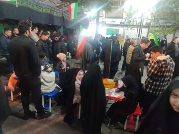 استقرار کتابخانه های سیار ورامین و قرچک در اجتماع شبانه مردم در میدان منیریه تهران