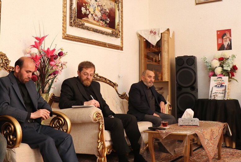 دیدار سرپرست کتابخانه های عمومی استان با خانواده شهدای جنگ تحمیلی سوم