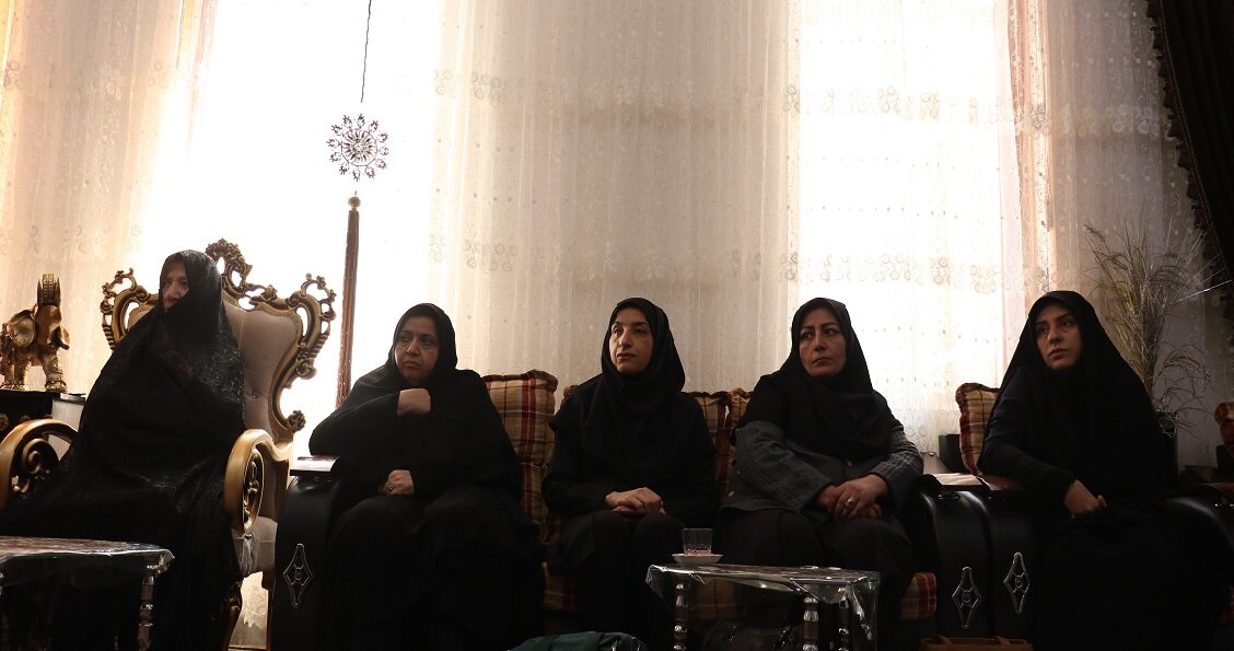 دیدار سرپرست کتابخانه های عمومی استان با خانواده شهدای جنگ تحمیلی سوم