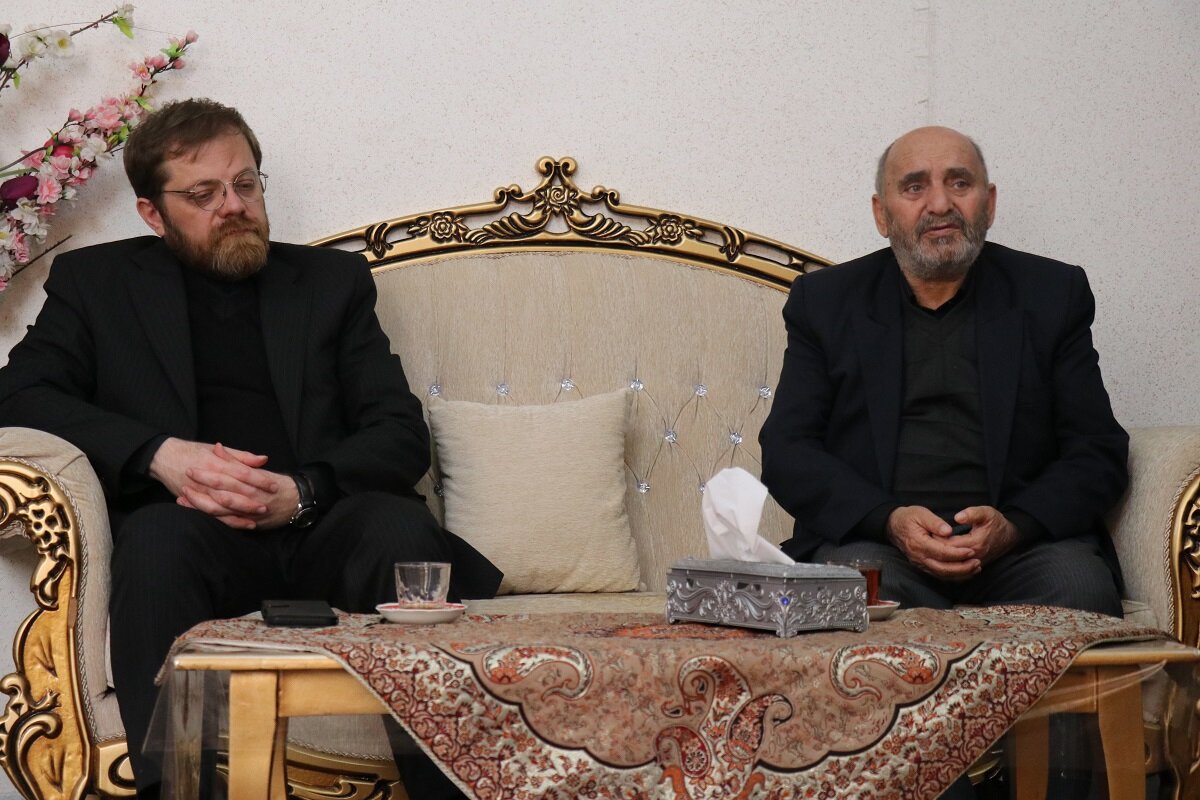 دیدار سرپرست کتابخانه های عمومی استان با خانواده شهدای جنگ تحمیلی سوم