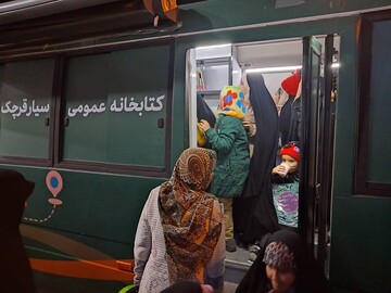ایستگاه فرهنگی کتابخانه های سیار استان تهران در مسیر تجمع حمایت مردم پایتخت از نیروهای مسلح و بیعت با رهبر معظم انقلاب