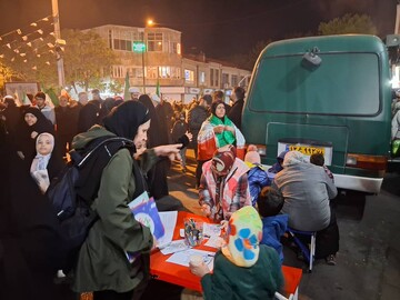 ایستگاه فرهنگی کتابخانه های سیار استان تهران در مسیر تجمع حمایت مردم پایتخت از نیروهای مسلح و بیعت با رهبر معظم انقلاب