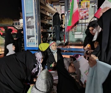 ایستگاه فرهنگی کتابخانه های سیار استان تهران در مسیر تجمع حمایت مردم پایتخت از نیروهای مسلح و بیعت با رهبر معظم انقلاب
