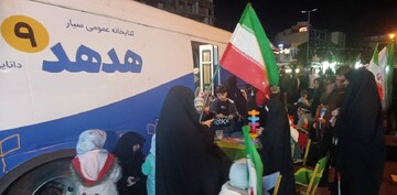 ایستگاه فرهنگی کتابخانه های سیار استان تهران در مسیر تجمع حمایت مردم پایتخت از نیروهای مسلح و بیعت با رهبر معظم انقلاب