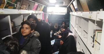 ایستگاه فرهنگی کتابخانه های سیار استان تهران در مسیر تجمع حمایت مردم پایتخت از نیروهای مسلح و بیعت با رهبر معظم انقلاب
