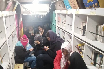 ایستگاه فرهنگی کتابخانه های سیار استان تهران در مسیر تجمع حمایت مردم پایتخت از نیروهای مسلح و بیعت با رهبر معظم انقلاب