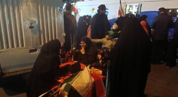 ایستگاه فرهنگی کتابخانه های سیار استان تهران در مسیر تجمع حمایت مردم پایتخت از نیروهای مسلح و بیعت با رهبر معظم انقلاب