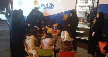 ایستگاه فرهنگی کتابخانه های سیار استان تهران در مسیر تجمع حمایت مردم پایتخت از نیروهای مسلح و بیعت با رهبر معظم انقلاب