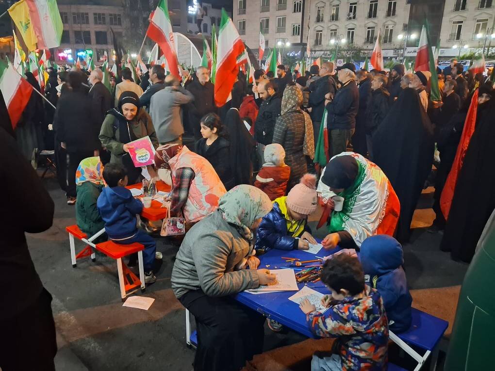 بازدید مسئولین نهاد کتابخانه های عمومی کشور از غرفه های شبانه کتابخانه های سیار استان