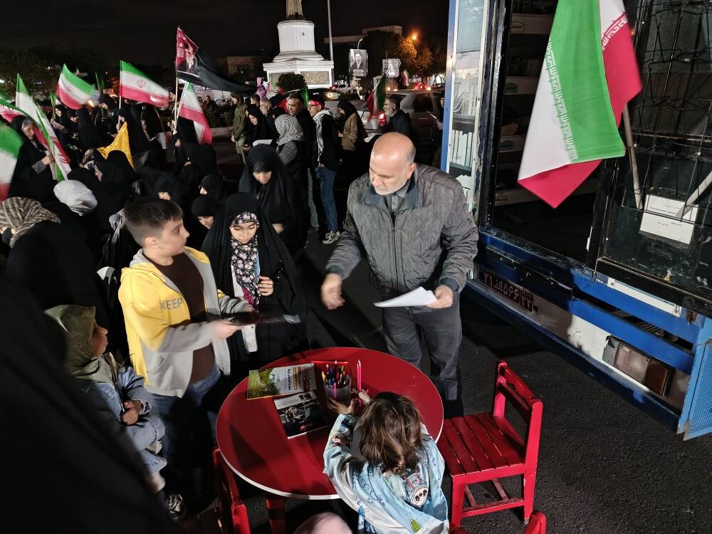 بازدید مسئولین نهاد کتابخانه های عمومی کشور از غرفه های شبانه کتابخانه های سیار استان