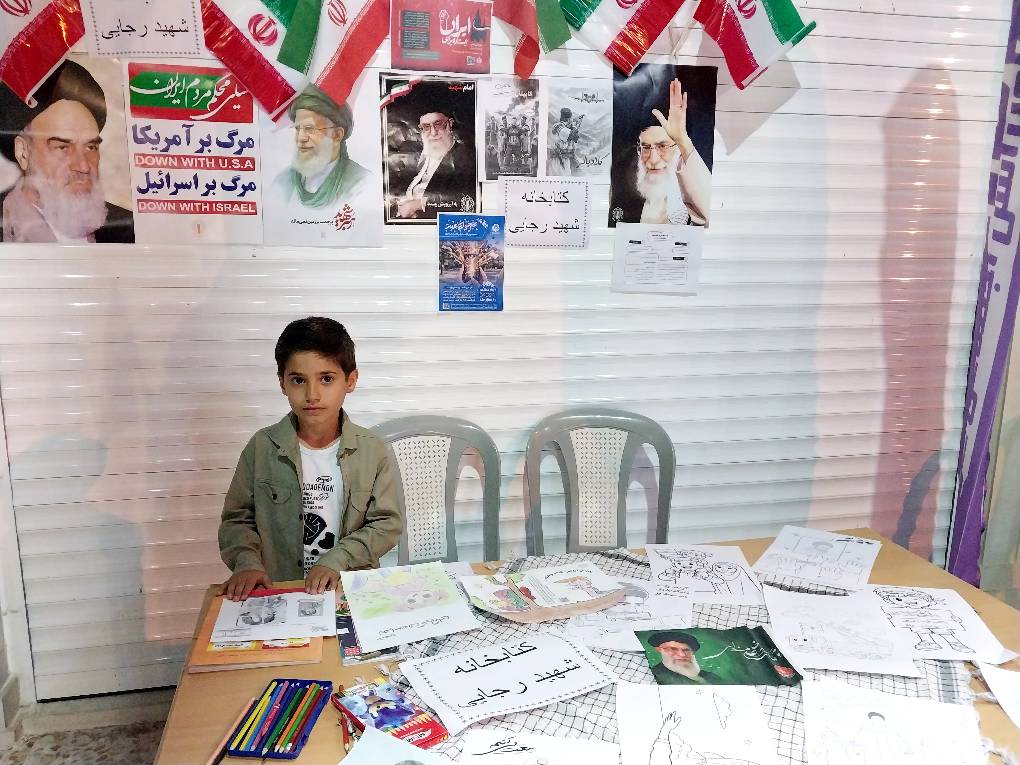 شبی فرهنگی و خاطره‌انگیز در غرفه کتابخانه شهید رجایی اهواز؛ از روایت خاطرات جنگ ۱۲ روزه تا نقاشی و خاطره‌نگاری کودکان