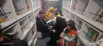 پنجمین شب حضور پرشور کتابداران پایتخت در غرفه فرهنگی کتابخانه سیار مستقر در فلکه دوم تهران پارس 