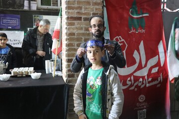 همراهی کتابخانه‌سیار پیک دانایی 8 شهرستان مشهد با خروش شبانه مردم در بیعت با رهبری
