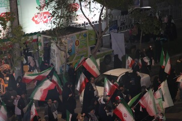 همراهی کتابخانه‌سیار پیک دانایی 8 شهرستان مشهد با خروش شبانه مردم در بیعت با رهبری