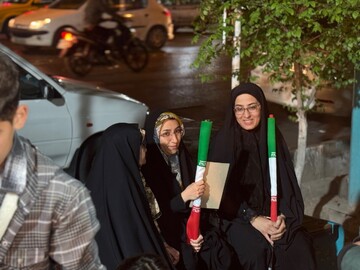 ایستادگی کودکان و نوجوانان یزدی پای ایران در غرفه بچه‌های بهشت
