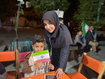 ایستادگی کودکان و نوجوانان یزدی پای ایران در غرفه بچه‌های بهشت