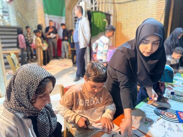 ایستادگی کودکان و نوجوانان یزدی پای ایران در غرفه بچه‌های بهشت