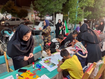 ایستادگی کودکان و نوجوانان یزدی پای ایران در غرفه بچه‌های بهشت