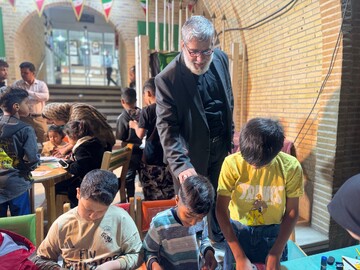 ایستادگی کودکان و نوجوانان یزدی پای ایران در غرفه بچه‌های بهشت