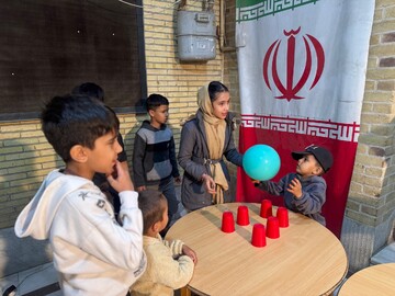 ایستادگی کودکان و نوجوانان یزدی پای ایران در غرفه بچه‌های بهشت