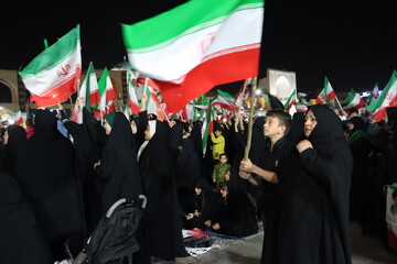 ایستادگی کودکان و نوجوانان یزدی پای ایران در غرفه بچه‌های بهشت