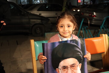 ایستادگی کودکان و نوجوانان یزدی پای ایران در غرفه بچه‌های بهشت