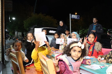 ایستادگی کودکان و نوجوانان یزدی پای ایران در غرفه بچه‌های بهشت